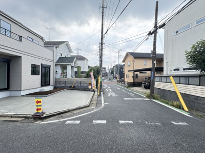 【前面道路含む現地写真】 | 柏市南逆井６丁目新築戸建 | 南西側前面道路・幅員約5.8ｍ