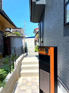 【エントランス】 | テレビモニター付きインターホンと宅配ボックス。