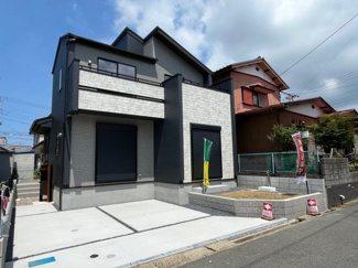 【外観】 | 南道路で陽当たり良好♪
駐車場２台可能です！ちょっとしたお庭スペース有ります♪