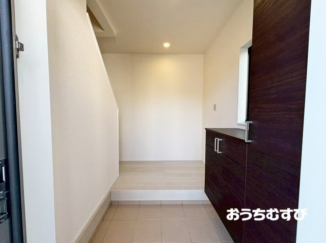 春日井市東野町西二丁目(全6棟)6号棟の玄関
