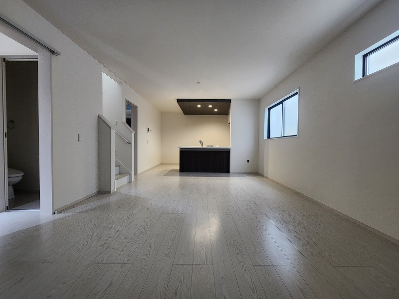 小牧市藤島２丁目　新築戸建　１号棟の居間・リビング|こちらのリビングで趣味の時間をお楽しみください