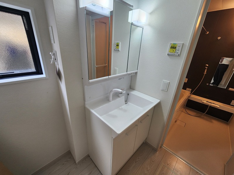小牧市藤島２丁目　新築戸建　１号棟の独立洗面台|独立洗面台、小物を置くことができて便利です