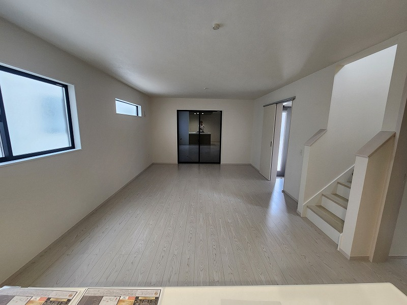 小牧市藤島２丁目　新築戸建　１号棟の居間・リビング|こちらのリビングで趣味の時間をお楽しみください