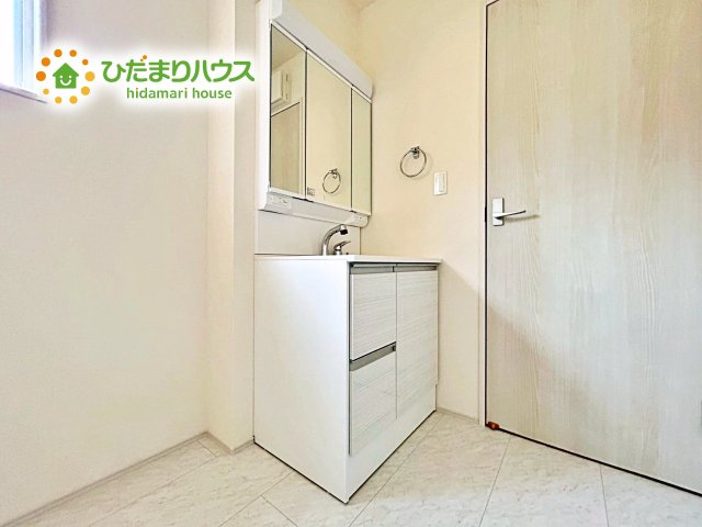 【独立洗面台】 | 水戸見川12期　新築戸建　5号棟 | 鏡自体も広いため、朝の忙しい時間帯にご家族と共有して洗面台を使えるのが魅力！