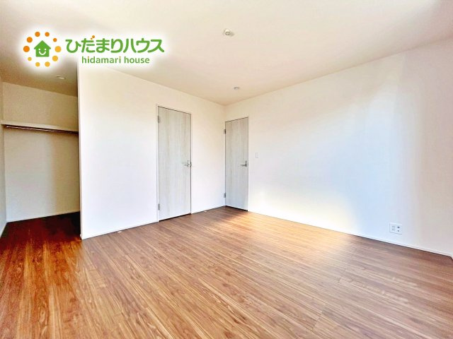 【寝室】 | 水戸見川12期　新築戸建　5号棟 | 主寝室は広々していて安らげる空間に。大きな窓から光が差し込み、朝の目覚めも良さそう♪