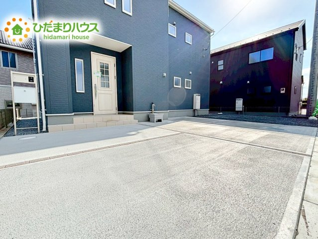 【駐車場】 | 水戸見川12期　新築戸建　5号棟 | ゆったりとしたカースペースで、ファミリーカーや軽自動車もラクラク駐車出来ますね♪