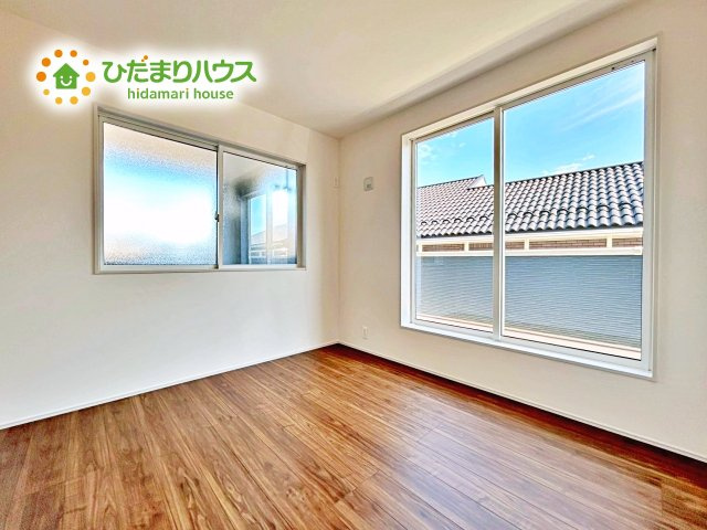 【洋室】 | 水戸見川12期　新築戸建　5号棟 | 二面採光の設計で明るい時間帯は陽が入り、リラックス出来るお部屋となっています。