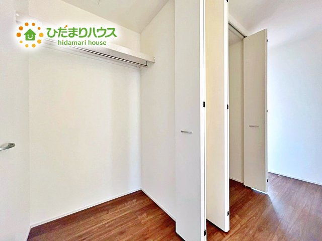 【収納】 | 水戸見川12期　新築戸建　5号棟 | 暮らしのちょうど良いところにクローゼットを配置することで家の中がスッキリと片付きます。掃除道具や家族それぞれの小物などを適材適所で収納可能。