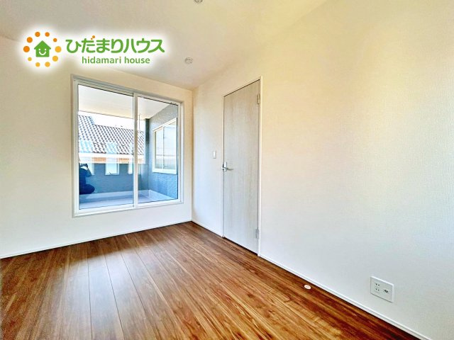 【洋室】 | 水戸見川12期　新築戸建　5号棟 | 柔らかい陽光が差し込む明るいお部屋を演出する設計。彩光の取れる窓が気持ちの良いお部屋を創り上げます。