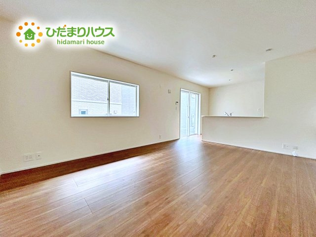 【居間・リビング】 | 水戸見川12期　新築戸建　5号棟 | 明るく開放的な空間が広がるLDK。室内には豊かな陽光が注ぎ込み、爽やかな住空間を演出。ホームパーティーでもゲストと一緒に料理を楽しみながら楽しい時間を過ごせそう。