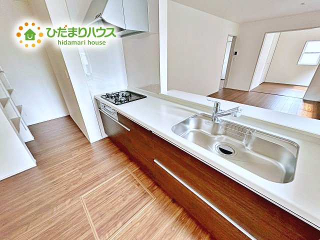 【キッチン】 | 水戸見川12期　新築戸建　5号棟 | シンプルなシステムキッチン♪広々としていてお料理をするのにも十分な広さがあります！お子様とお菓子作りをしたり、新しいお料理に挑戦したり毎日の家事が楽しくなりそうです！