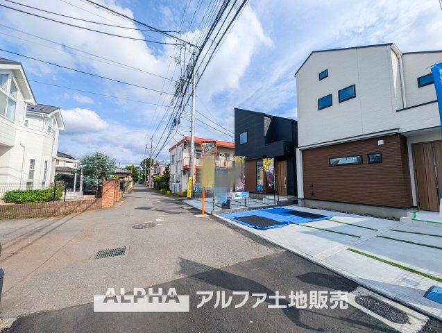 立川市砂川町3丁目新築戸建2棟の周辺|【Red thread】玄関ドアを開けるとリビングから聞こえる小走りの足音。靴を脱ぎかけ目の前に立つ君の瞳と交差する。君は微笑みその刹那に心奪われる。