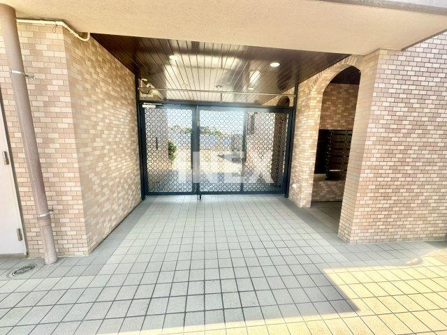 横浜市南区永田南１丁目の賃貸マンションのエントランス