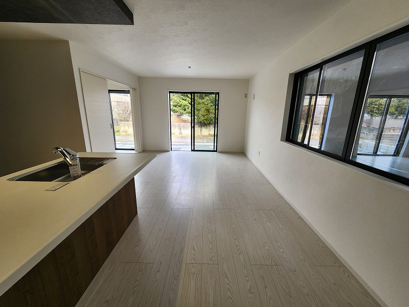 小牧市東１丁目　新築戸建　１号棟の居間・リビング|ゆったりとしたリビングです