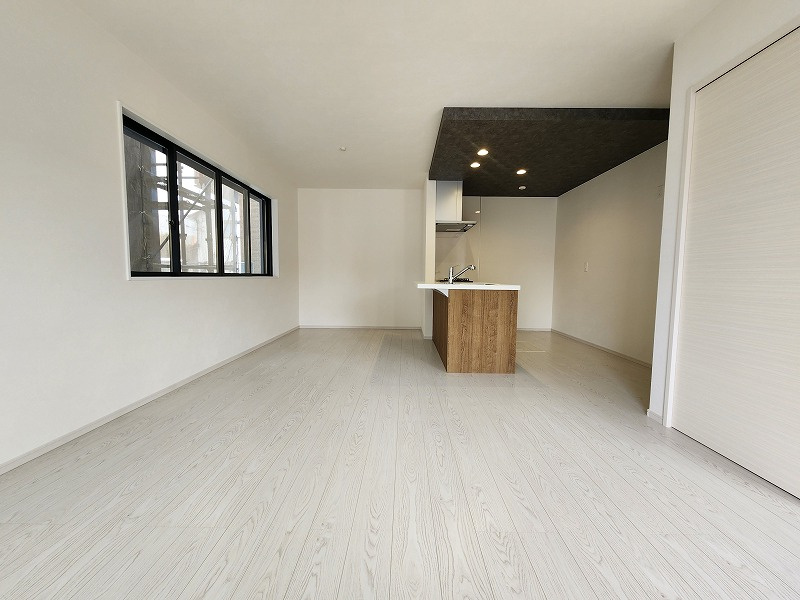 小牧市東１丁目　新築戸建　１号棟の居間・リビング|ゆったり過ごせるリビングです