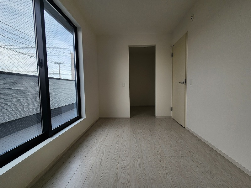 小牧市東１丁目　新築戸建　１号棟の洋室|明るい洋室です