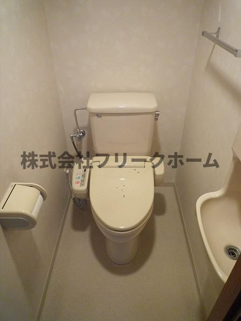 武蔵野市中町１丁目の賃貸マンションのトイレ