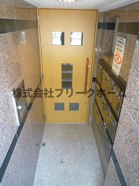 武蔵野市中町１丁目の賃貸マンションのエントランス