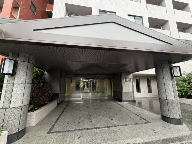 武蔵野市中町１丁目の賃貸マンションのエントランス