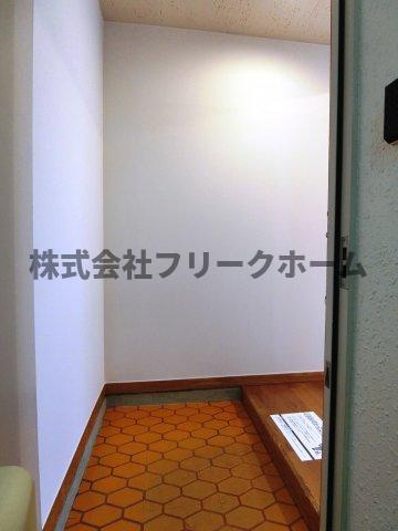 三鷹市下連雀３丁目の賃貸マンションの玄関