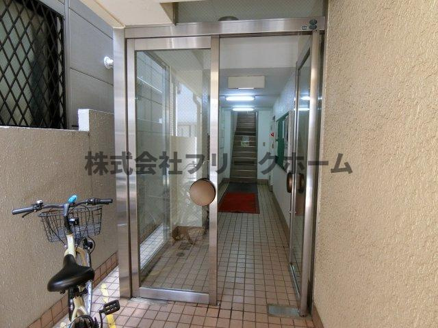 三鷹市下連雀３丁目の賃貸マンションのエントランス