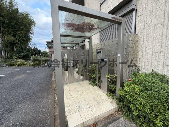 小金井市東町２丁目のアパートのエントランス