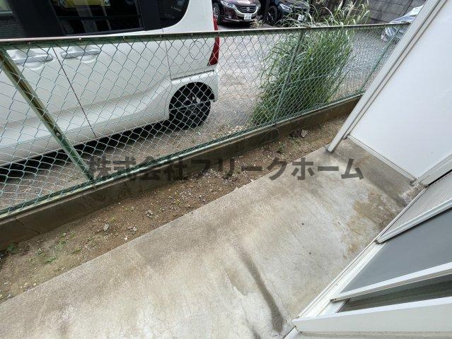 三鷹市上連雀８丁目のアパートのバルコニー