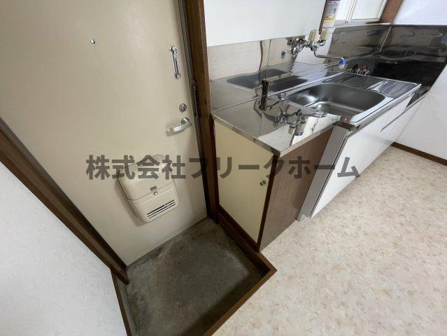 三鷹市上連雀８丁目のアパートの玄関