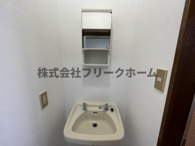 三鷹市上連雀８丁目のアパートの洗面所