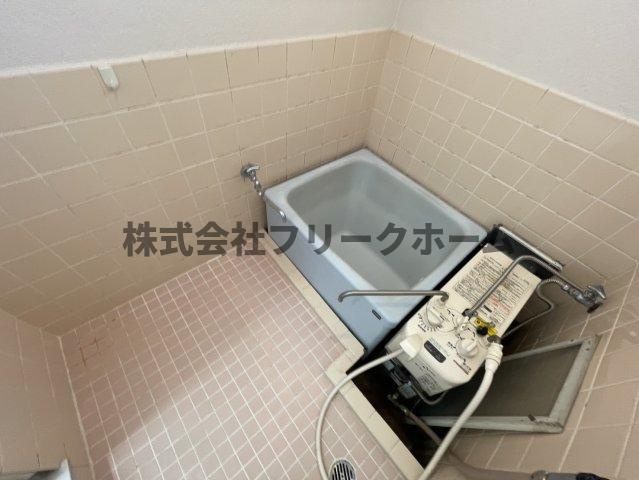 三鷹市上連雀８丁目のアパートの浴室