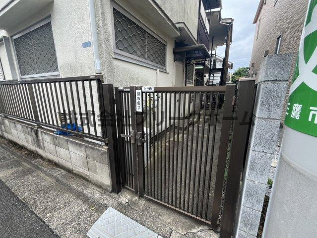 三鷹市上連雀３丁目のアパートのエントランス