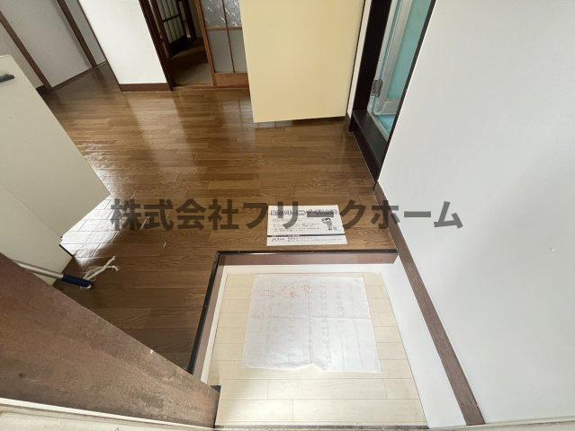 三鷹市上連雀３丁目のアパートの玄関