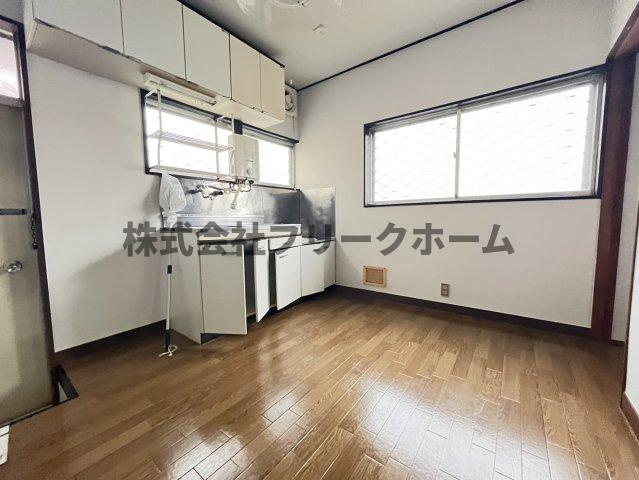 三鷹市上連雀３丁目のアパートの居間・リビング