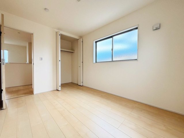 リーブルガーデン　大垣市三本木第3　全3区画分譲の洋室|全居室にたっぷり収納できる大型クローゼット、居室部分の窓ガラスには間に空気層を設けたペアガラスを採用。
高い断熱性と共にガラス面の結露対策にも効果を発揮します。