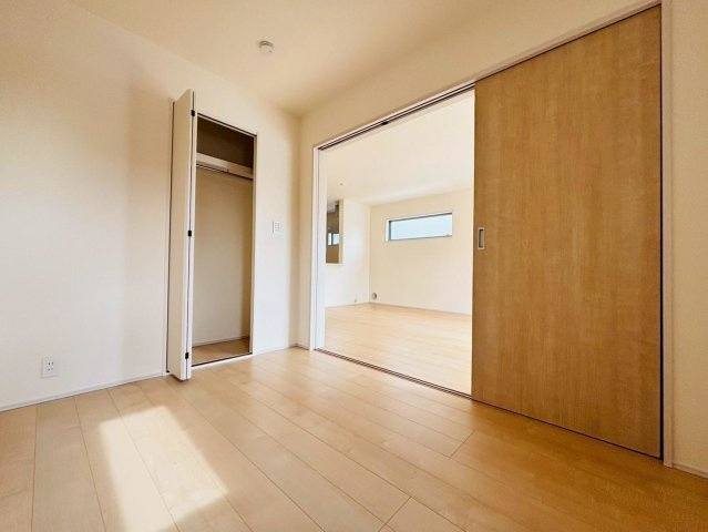 リーブルガーデン　大垣市三本木第3　全3区画分譲の洋室|すべての居室にはたっぷり収納できる大型のクローゼット、各室に２４時間換気システムを設置しています。
排気ファンから低風量で24時間強制排気し、家の中の空気をいつも新鮮に保ちます。
