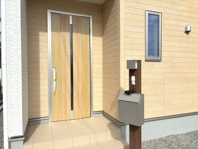 リーブルガーデン　大垣市三本木第3　全3区画分譲の玄関|【ピッキング防止機能付き玄関ドア錠】玄関ドアの鍵は上下に２つあり、内側の下段は脱着サムターンキー。
鍵を不正に開錠されても、もう１つの鍵でピッキングを防ぎます。防犯性の高い仕様になっています。