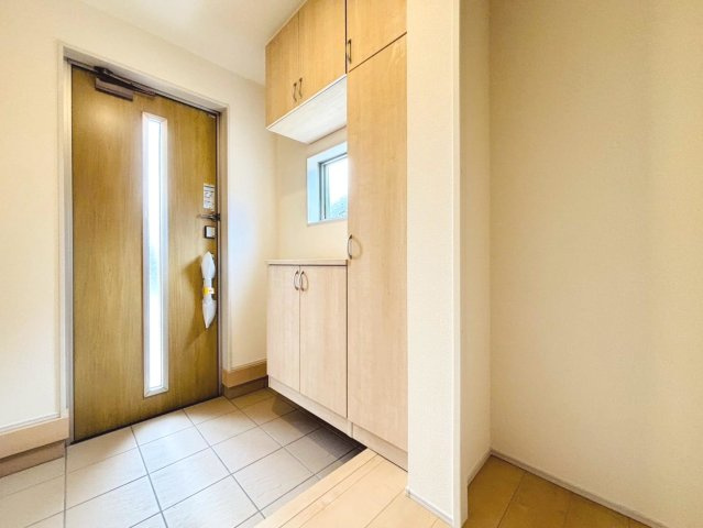 リーブルガーデン　大垣市三本木第3　全3区画分譲の玄関|大容量のシューズ収納付きで玄関周りもすっきり！玄関ドアからの光が玄関ホールを明るくしてくれます。