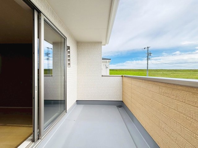 リーブルガーデン　大垣市三本木第3　全3区画分譲のバルコニー|バルコニーは南向きで洗濯物もよく乾きます！強度と表面積硬度を持つFPRで防水しています。