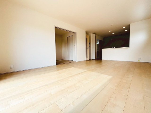 リーブルガーデン　大垣市三本木第3　全3区画分譲の居間・リビング|明るい日差しをふんだんに取り込んだリビングダイニングは家族の笑顔につつまれた素敵な空間になります。
一建設の家は精度が高く丈夫な工法を採用し、「住宅トップランナー基準」に対応しています。