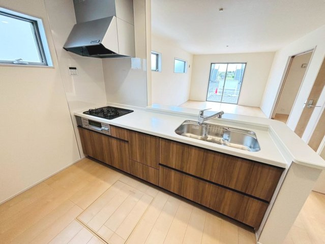 リーブルガーデン　大垣市三本木第3　全3区画分譲のキッチン|機能的で手入れがしやすいシステムキッチンでお掃除も楽々。蛇口は浄水器内蔵型で節湯CI対応水栓です。　
人造大理石カウンターやキッチンパネルなど明るくきれいにお使いいただけます。