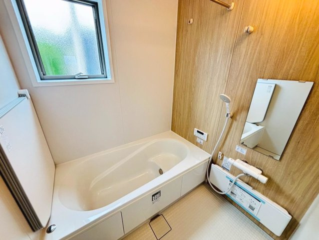 リーブルガーデン　大垣市三本木第3　全3区画分譲の浴室|明るく清潔感がある浴室。浴槽は環境にやさしい節水タイプ。浴槽内ステップで半身浴、親子入浴も安心です。
洗い場の床は乾きやすく滑りにくい快適仕様、水はけが良くカビの発生を軽減できます。
