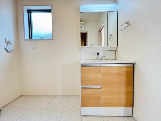 リーブルガーデン　大垣市三本木第3　全3区画分譲の独立洗面台|洗面化粧台 幅 750mm、軽く割れにくい洗面ボールと場所をとらないコンパクト設計の本体キャビネットです。
ミラー扉の内側は全て収納スペースです。リフトアップシャワーを採用し両手が自由に使えます