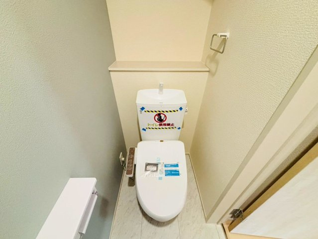 リーブルガーデン　大垣市三本木第3　全3区画分譲のトイレ|超表面平滑加工とイオンパワーの「セフィオンテクト」加工で、汚れが付きにくく落ちやすい仕様で清潔です。
便器にフチがないので汚れが隠れて見えない部分がありません。お手入れがとってもラクラクです。