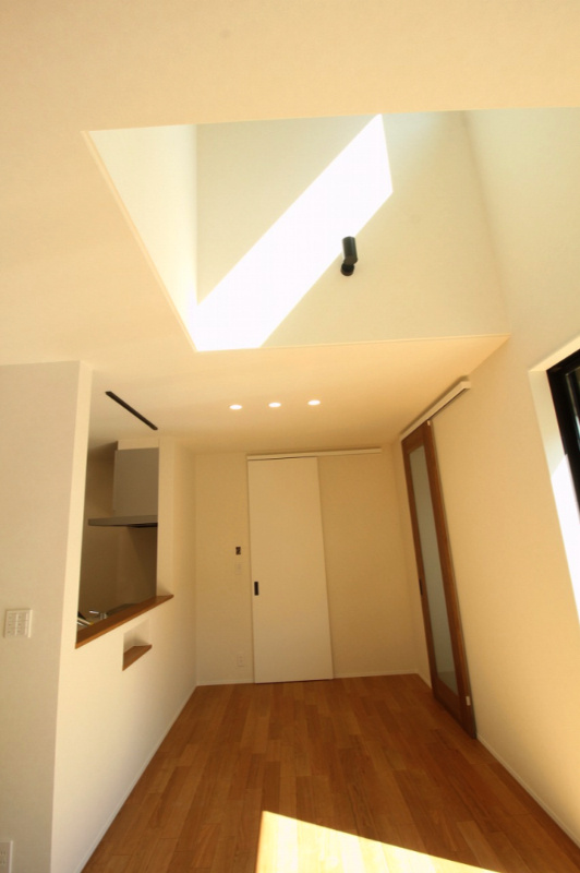 旭町3丁目　新築戸建の居間・リビング|吹抜け　ＬＤＫ　17.5帖