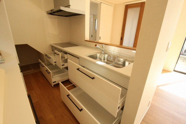 旭町3丁目　新築戸建のキッチン|収納たくさんあります！