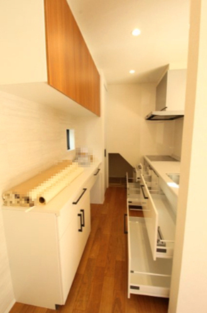 旭町3丁目　新築戸建の収納|キッチン