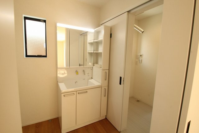 旭町3丁目　新築戸建の独立洗面台