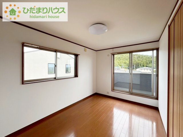 北茨城市磯原町上相田　中古戸建の寝室|2面採光を確保した明るい室内は、風通しも良く、大変居心地の良い空間となっております。