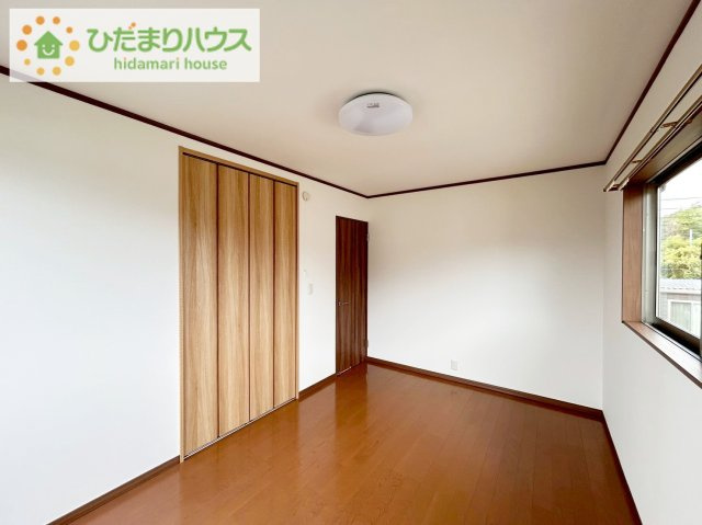 北茨城市磯原町上相田　中古戸建の寝室|壁紙はシンプルで清潔なホワイトで統一しています。朝の光をたっぷり浴びながら一日をスタート！目覚めは明るくあたたかな場所で。