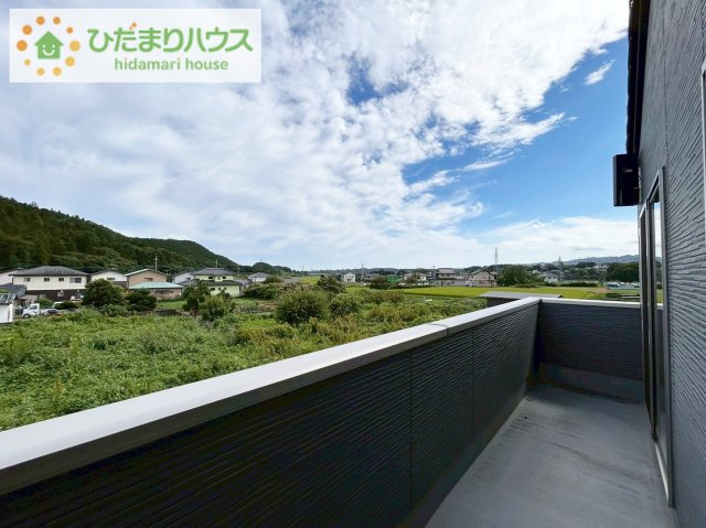 北茨城市磯原町上相田　中古戸建のバルコニー|広々としたバルコニーは、大量の洗濯物を干しても余裕！お布団だって、家族全員分をいっきに干せますね(^O^)